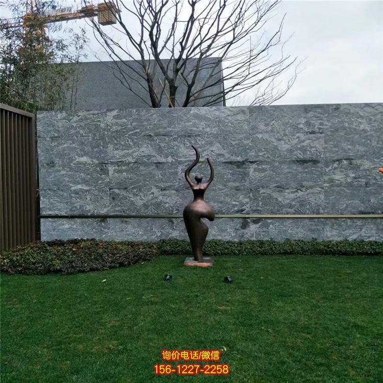 小區售樓部草地裝飾創意玻璃鋼仿銅抽象人物雕塑