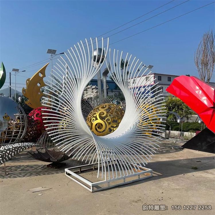 抽象不銹鋼鳳尾雕塑 是地產中靚麗的一景