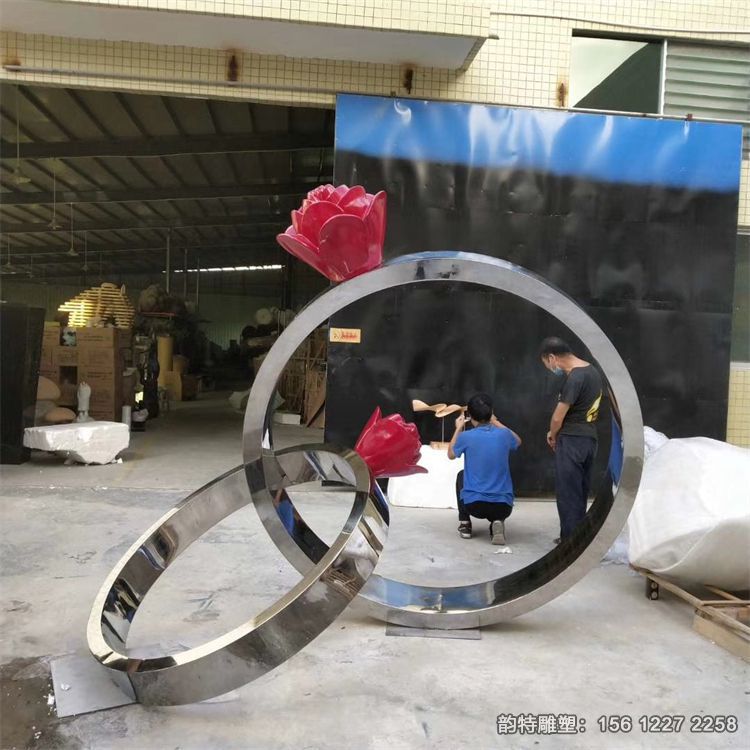 不銹鋼戒指雕塑 線條流暢，藝術(shù)感染力強(qiáng)