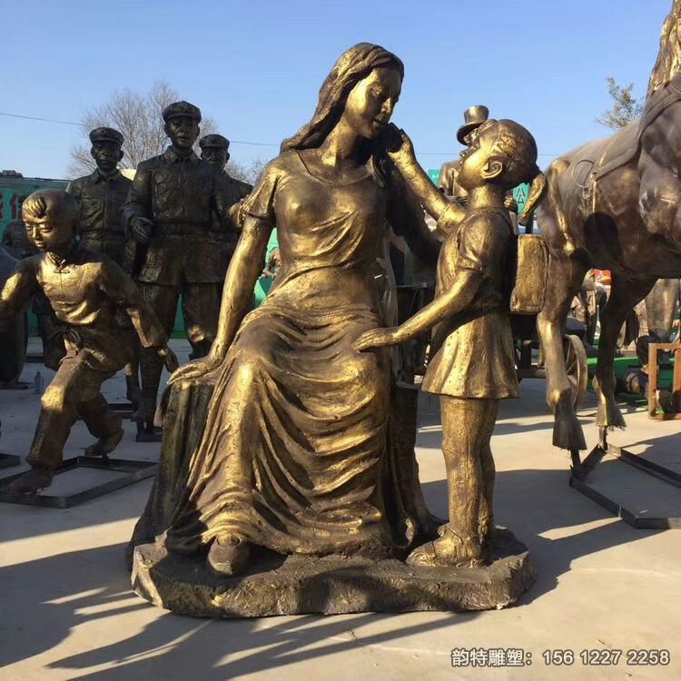 玻璃鋼母愛(ài)主題雕塑，母子情深雕塑