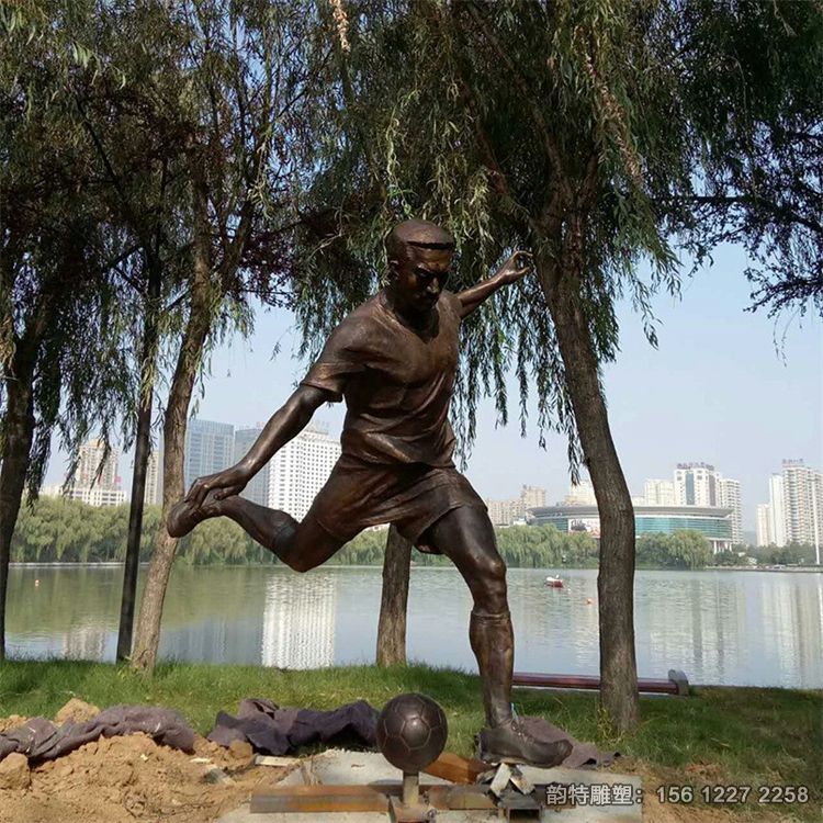 踢足球雕塑02 踢足球雕塑02