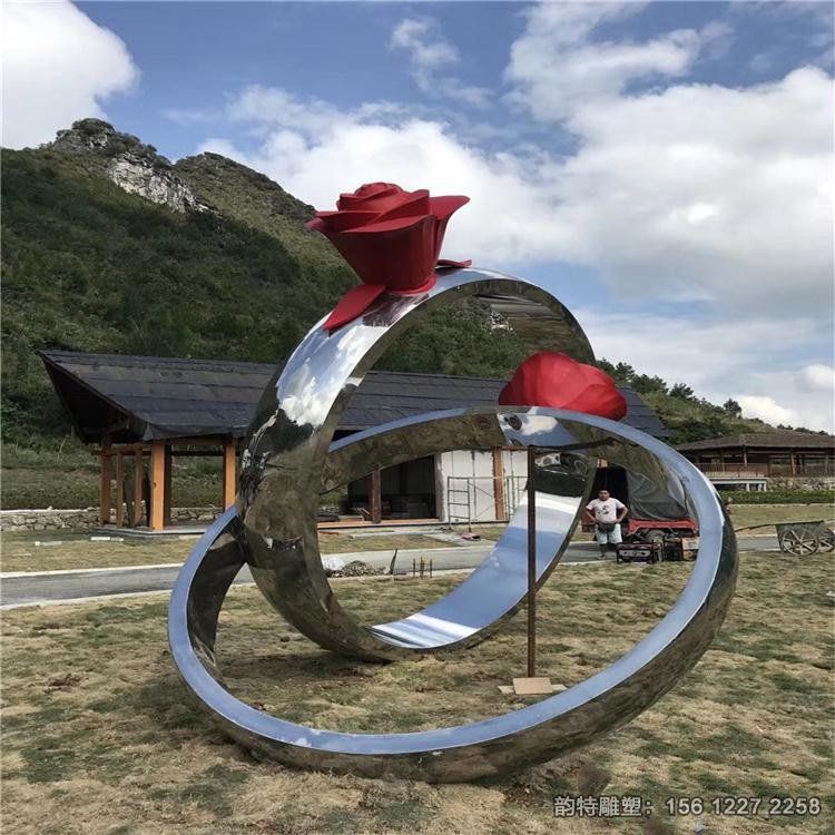 不銹鋼結(jié)婚戒指雕塑，玫瑰花戒指雕塑制作廠家