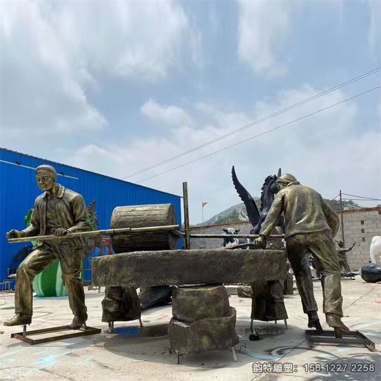 農(nóng)民推碾子雕塑，玻璃鋼傳統(tǒng)民俗人物雕塑