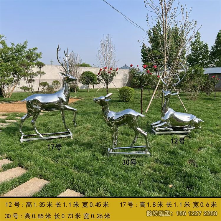 公園鏡面一家三口鹿雕塑組合實(shí)拍圖