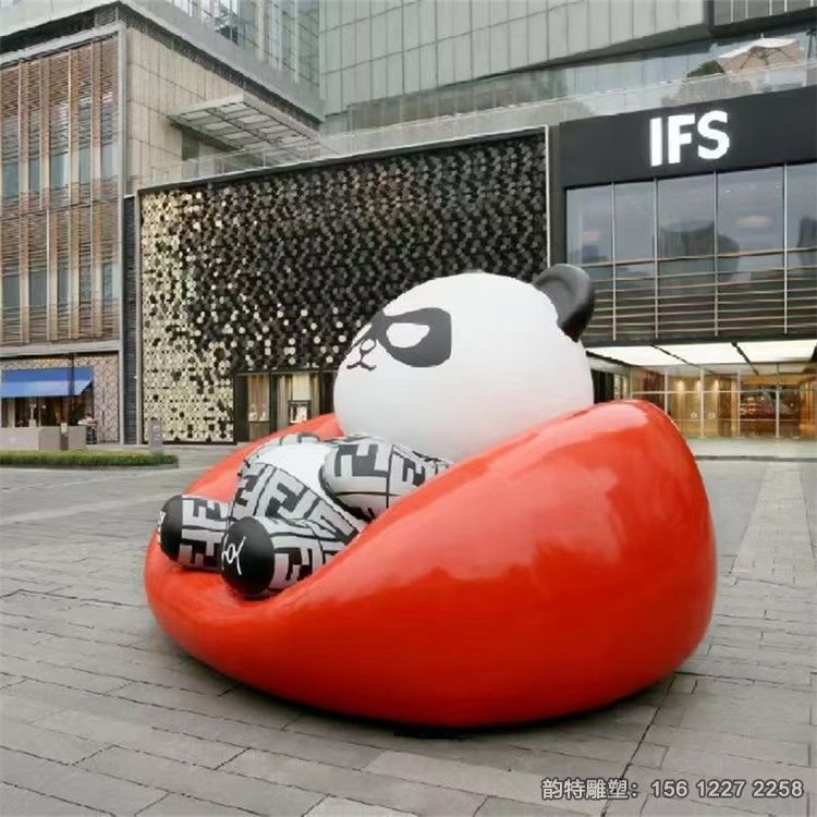 卡通熊貓雕塑作品 玻璃鋼熊貓定制廠家